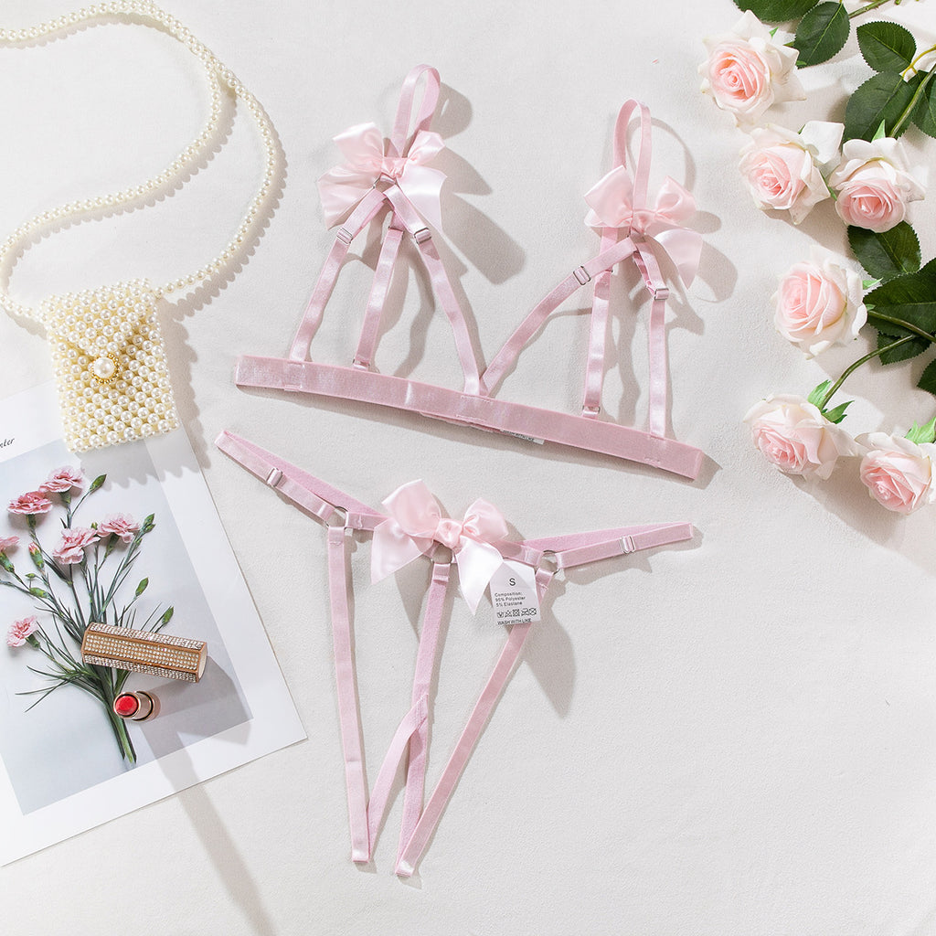 Zweiteiliges Set aus sexy Dessous mit offenem Schritt und freiliegender Brustpartie (G-String und Tanga)